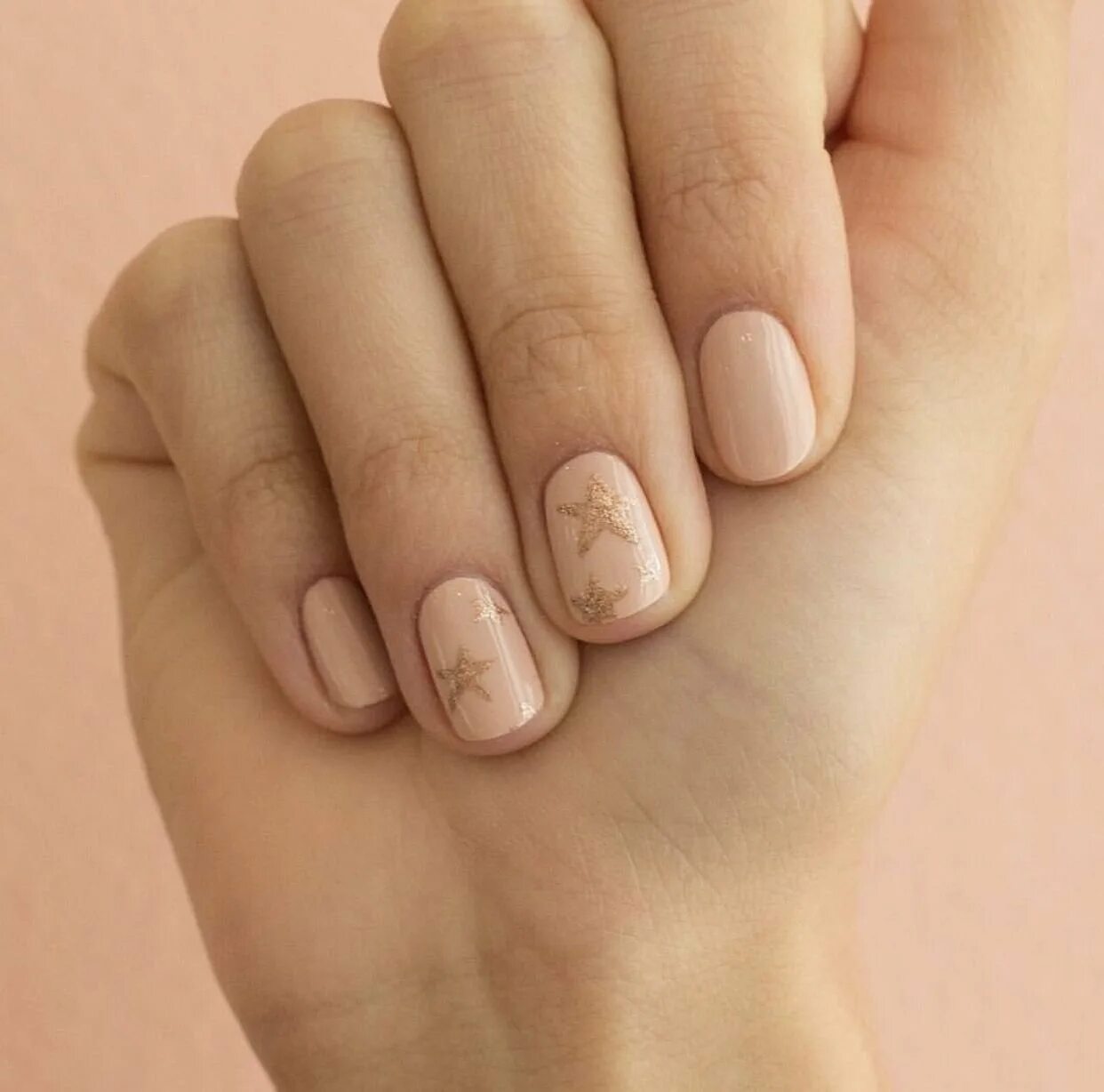 маникюр на короткие ногти 2023 бежевый нюдовый. нюдовый френч. натуральный маникюр. телесный фото. нюдовый маникюр 2023 миндаль матовый.