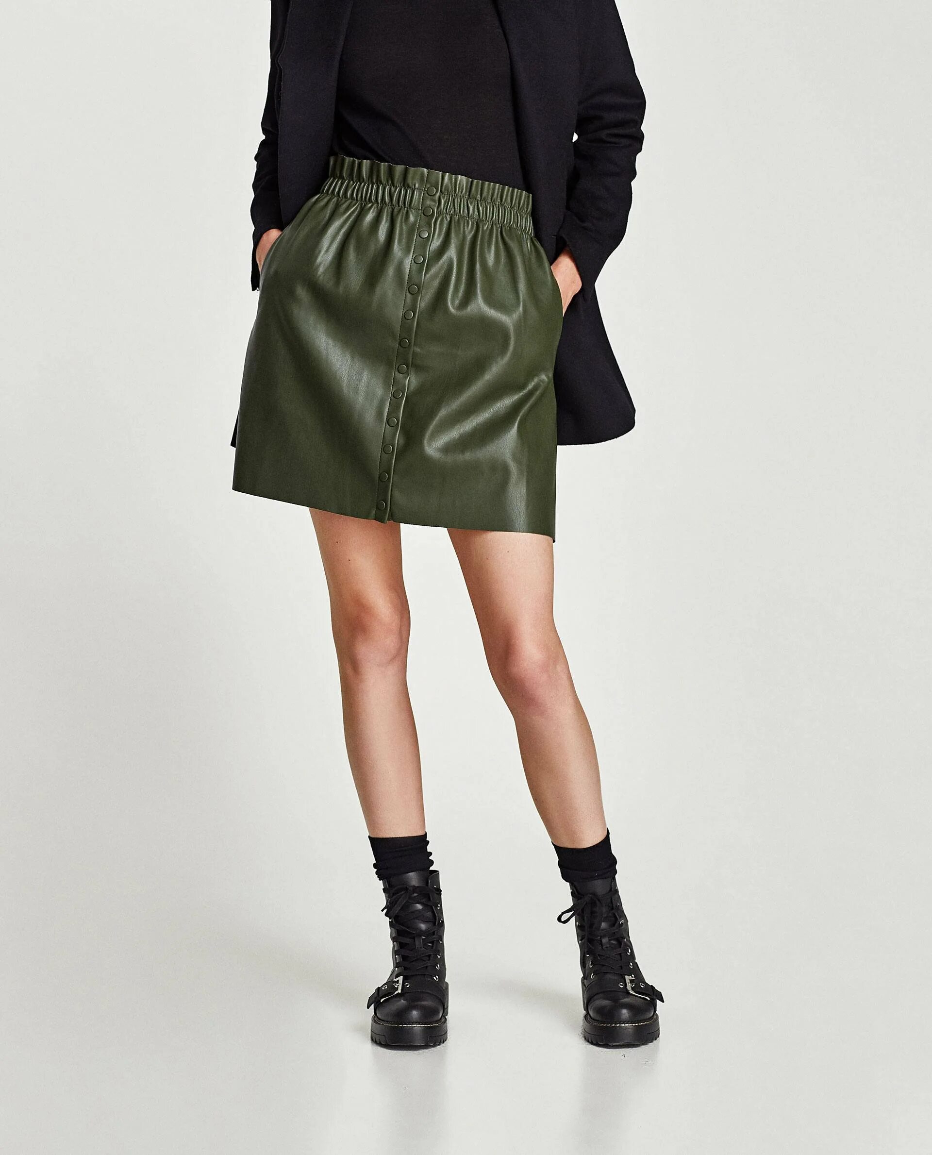 Темно зеленая кожаная юбка. Базовый гардероб зеленый. Зеленая кожаная юбка. Резервед юбка карандаш зеленая. Зеленая кожаная юбка мини.