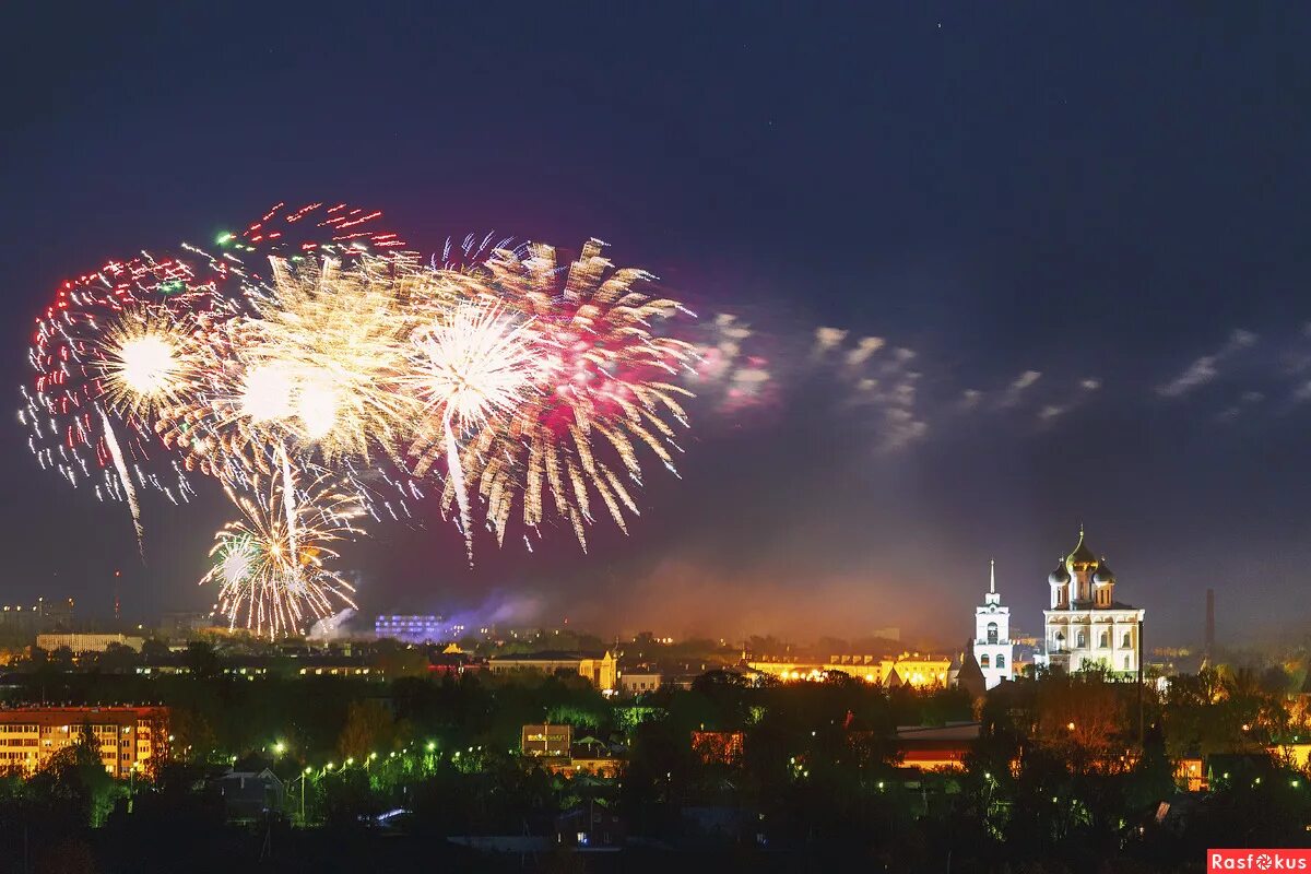 Псков салют. Псков день города салют. Салют 9 мая Псков. Салют время 1