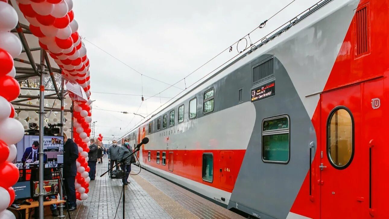 Ржд электрички спб. 2 Этажный поезд Санкт-Петербург Москва. 2 Этажный поезд Мурманск Санкт-Петербург. Двухэтажный поезд Москва Санкт-Петербург. Двухэтажный поезд Москва Санкт-Петербург 2 этаж.