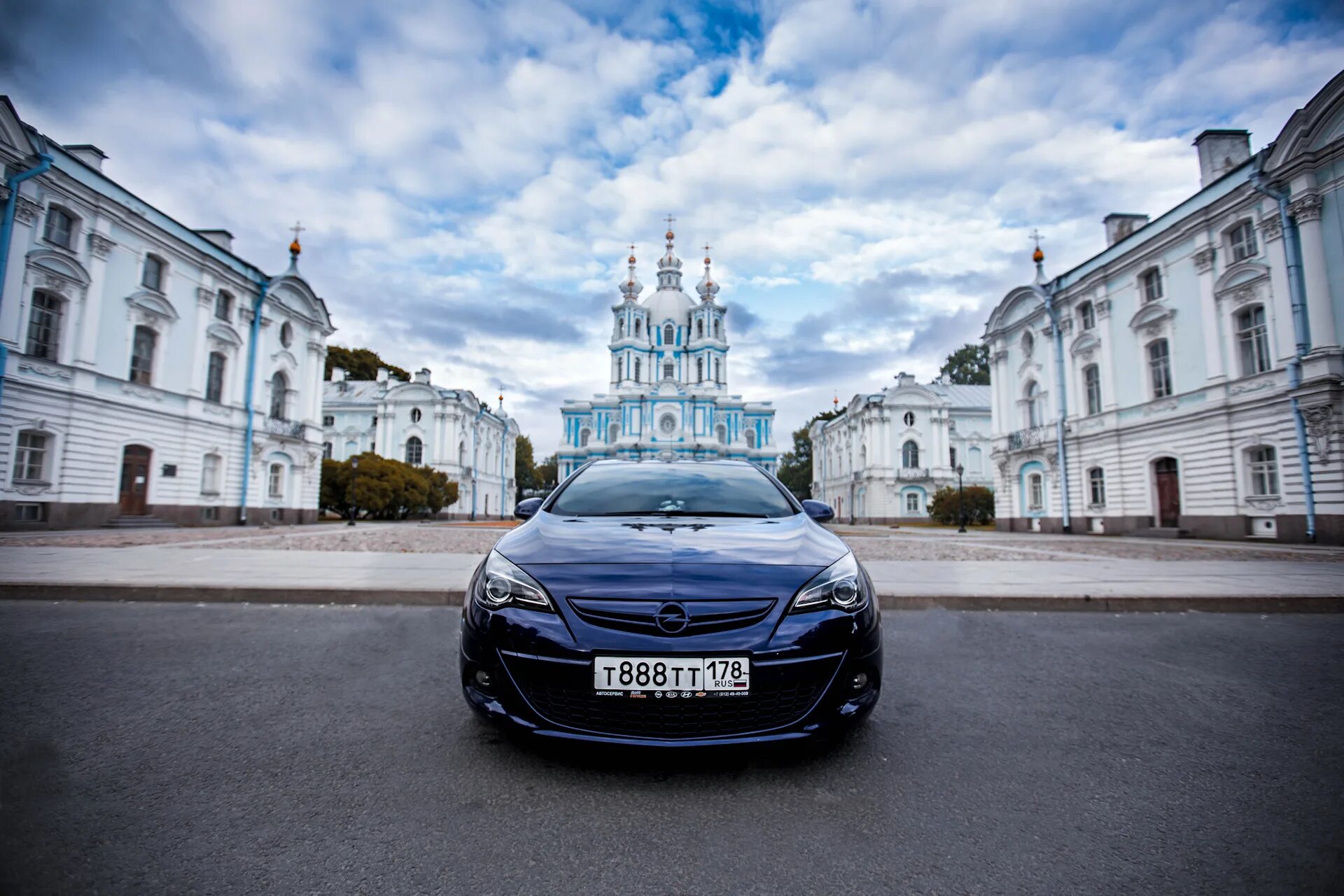 Купить автомобиль в спб. Машины у Смольного. Фотосессия у Смольного с автомобиль. Авто Петербург. Номера Смольного.