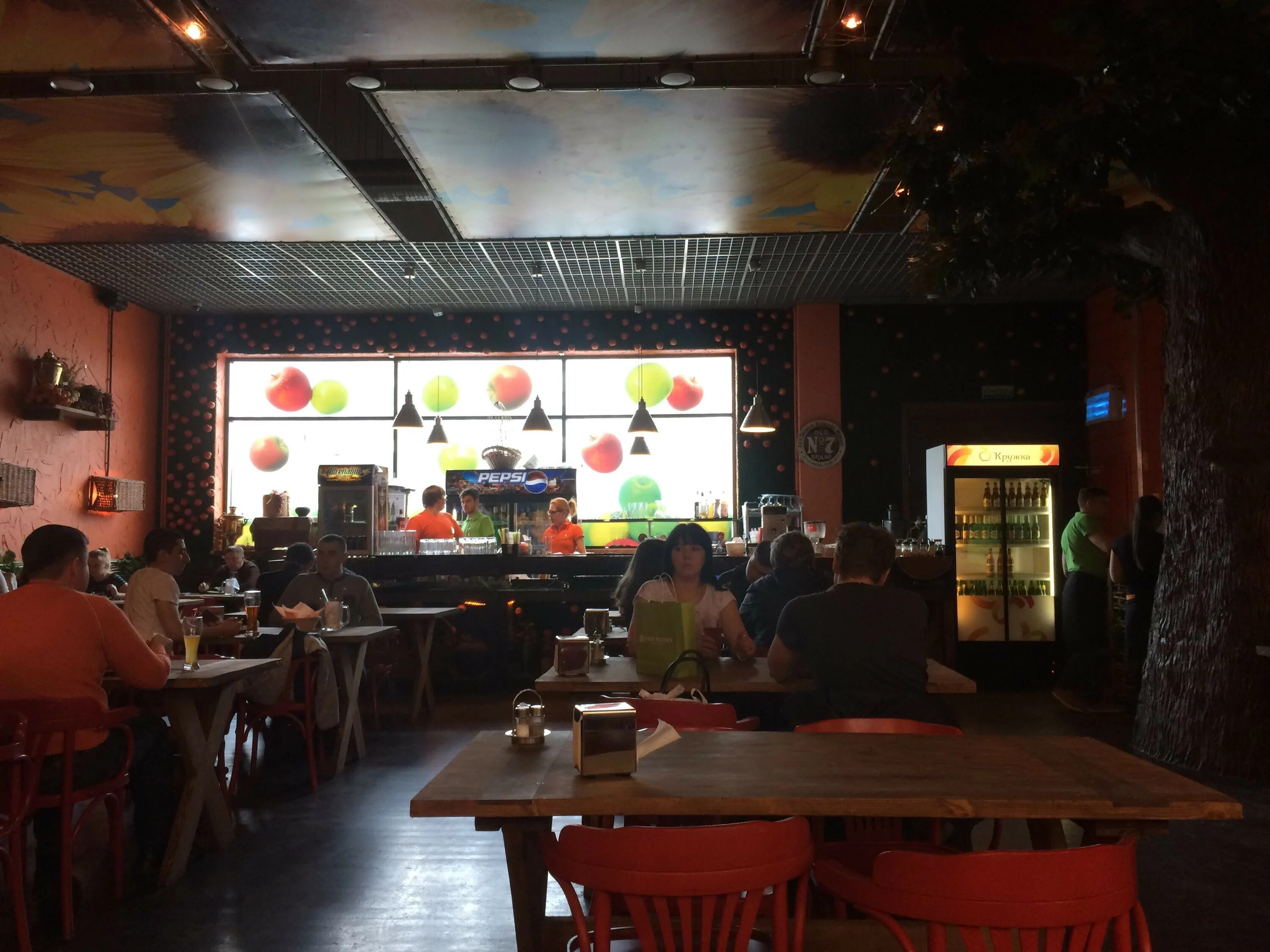 Кружка мурманск телефон. Кружка мурманск ресторан. Книповича 43 мурманск кружка. Кафе кружка мурманск. Большая кружка мурманск.