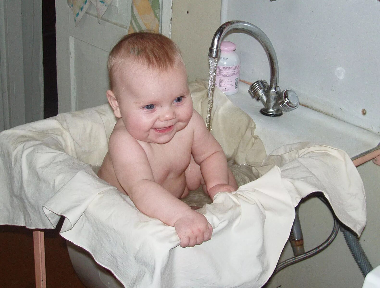 Возьму новорожденного. Для купания ребенка в раковине. Малыш в раковине. Купание грудничка в раковине. Купать ребенка в раковине.