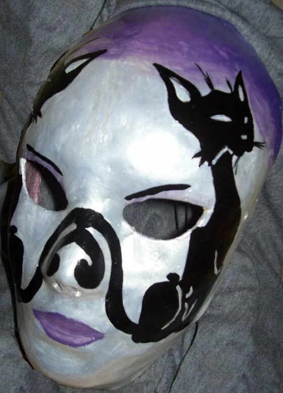 Красиво раскрасить маску. Разрисовать маску. Маска Анонимуса Разрисованная. Украсить маску Анонимуса. Идеи как разукрасить маску Анонимуса для девочки.