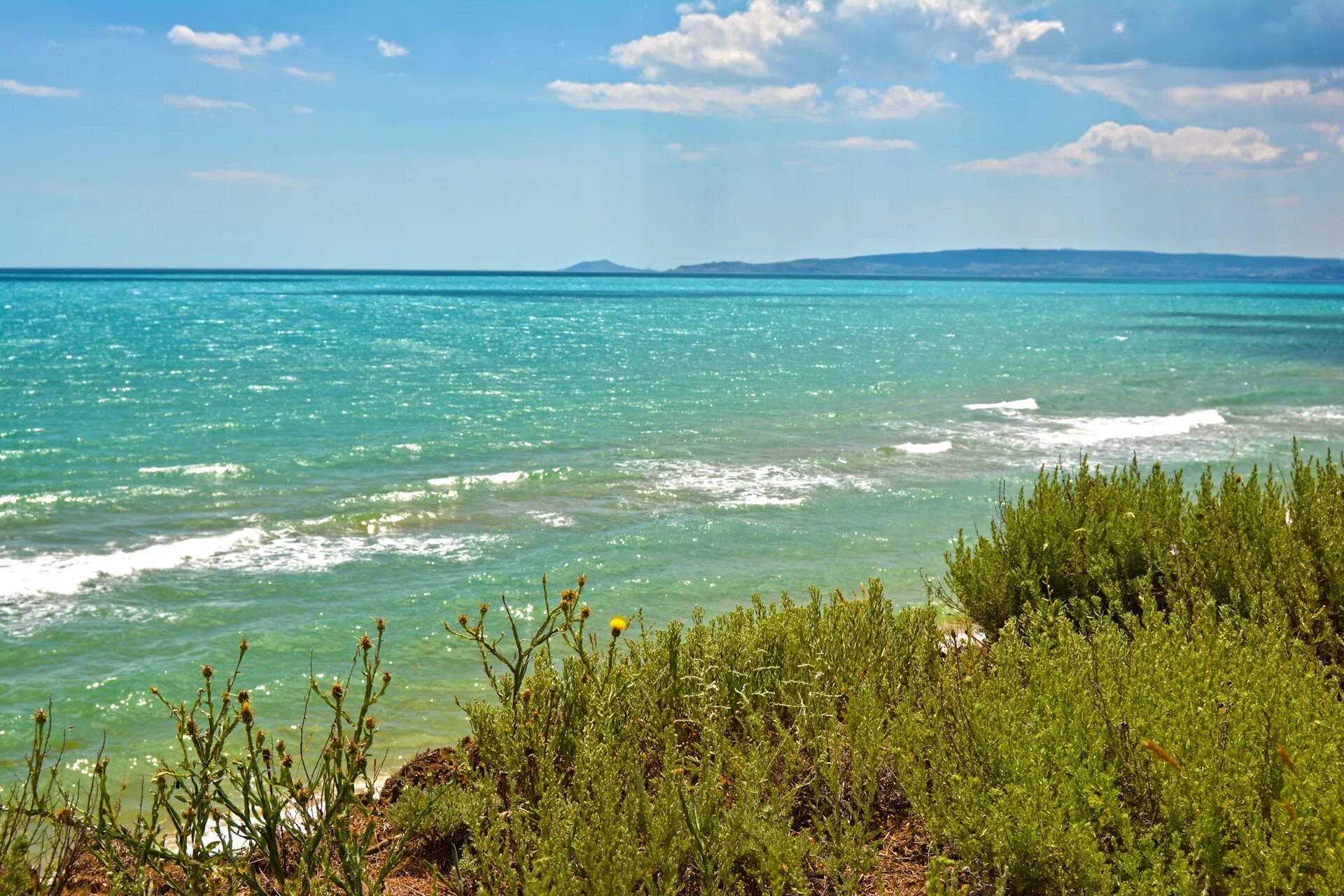 Море в крыму в июне. Крым в июне. Море в крыму в июне. Мыс фиолент тропа. Крым море.