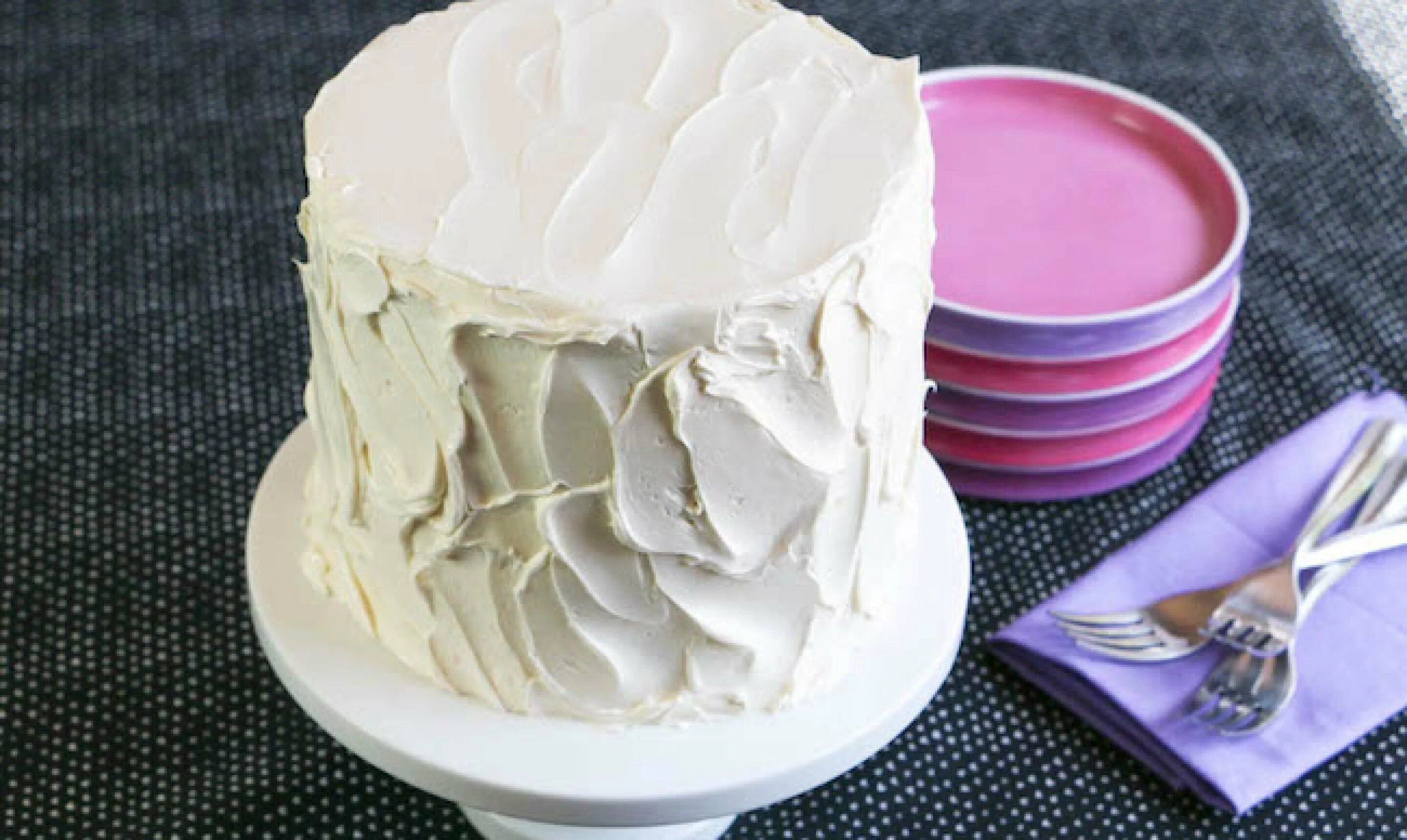 Какой крем можно использовать. Крем для торта. Украшение торта заварным кремом. Масляный крем. Украшение торта белым кремом.