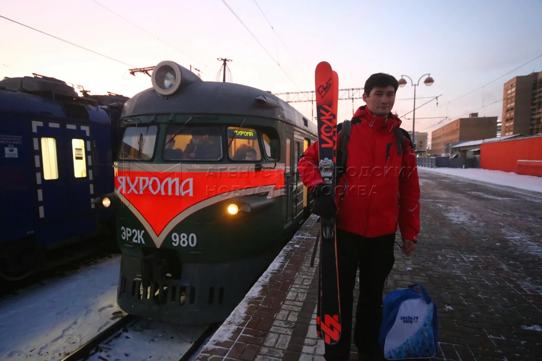 Электричка дубна. Яхрома москва 401. Яхрома москва 401. Парк яхрома. Станция яхрома савеловское направление.
