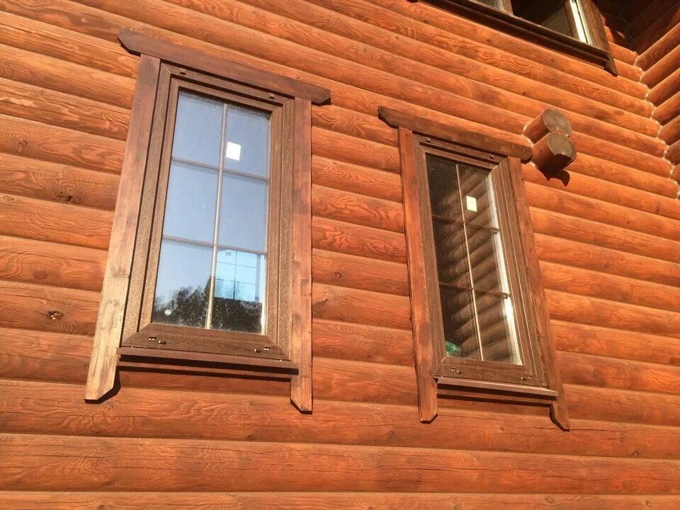 Купить окна в деревянный дом. Обналичка на окна в деревянном доме. Наличники в деревянном доме. Деревянная обналичка на окна. Наличники на окна деревянные.