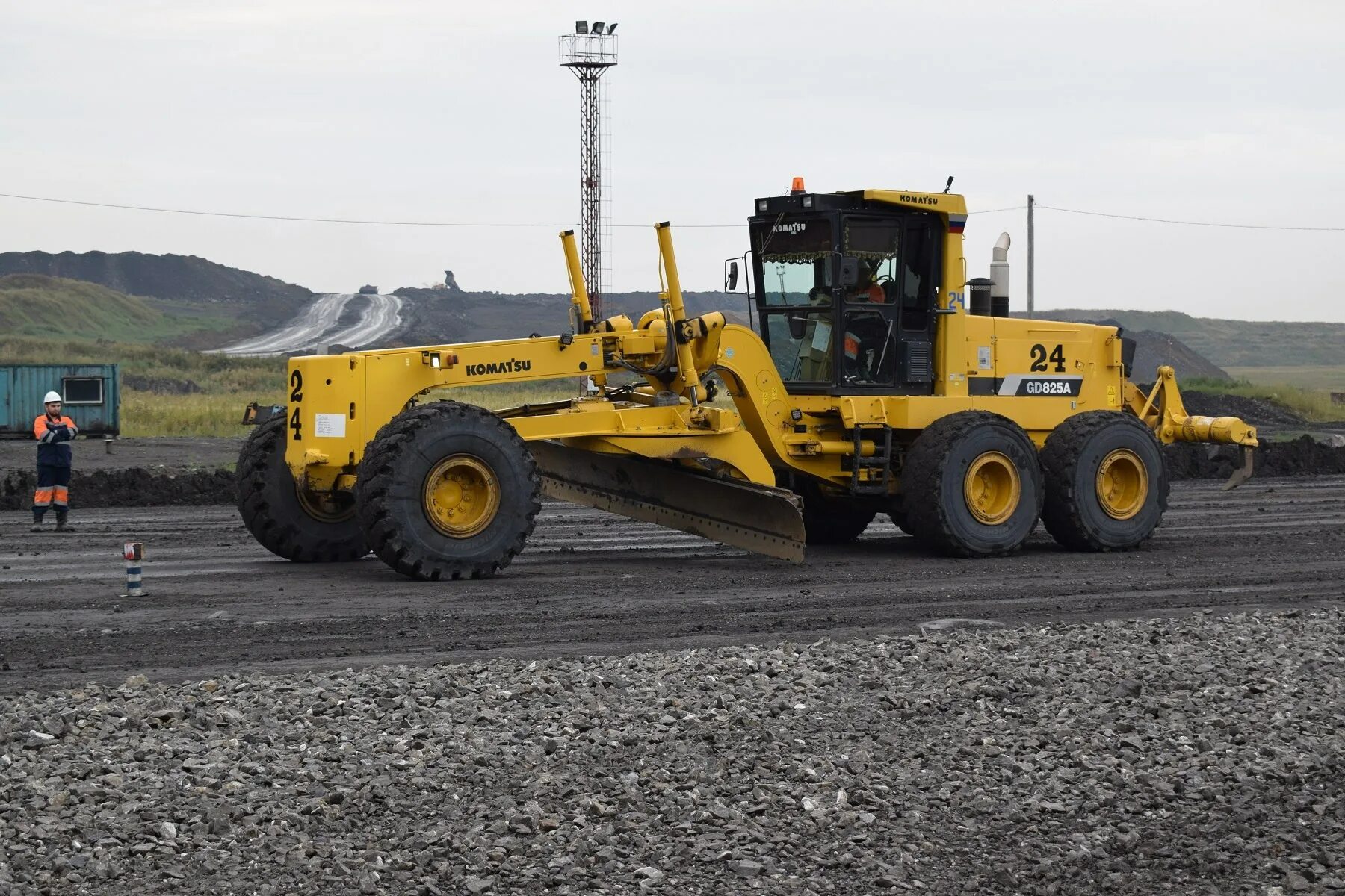 Работа автогрейдер вакансии. Автогрейдер Komatsu GD 825. Комацу gd825a-2. Автогрейдеры John Deere 825 a. Volvo g946.