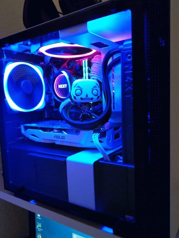 Как украсить пк. Пк внутри с подсветкой. Комната геймера. Кракен игровой компьютер. Nzxt h200 build.