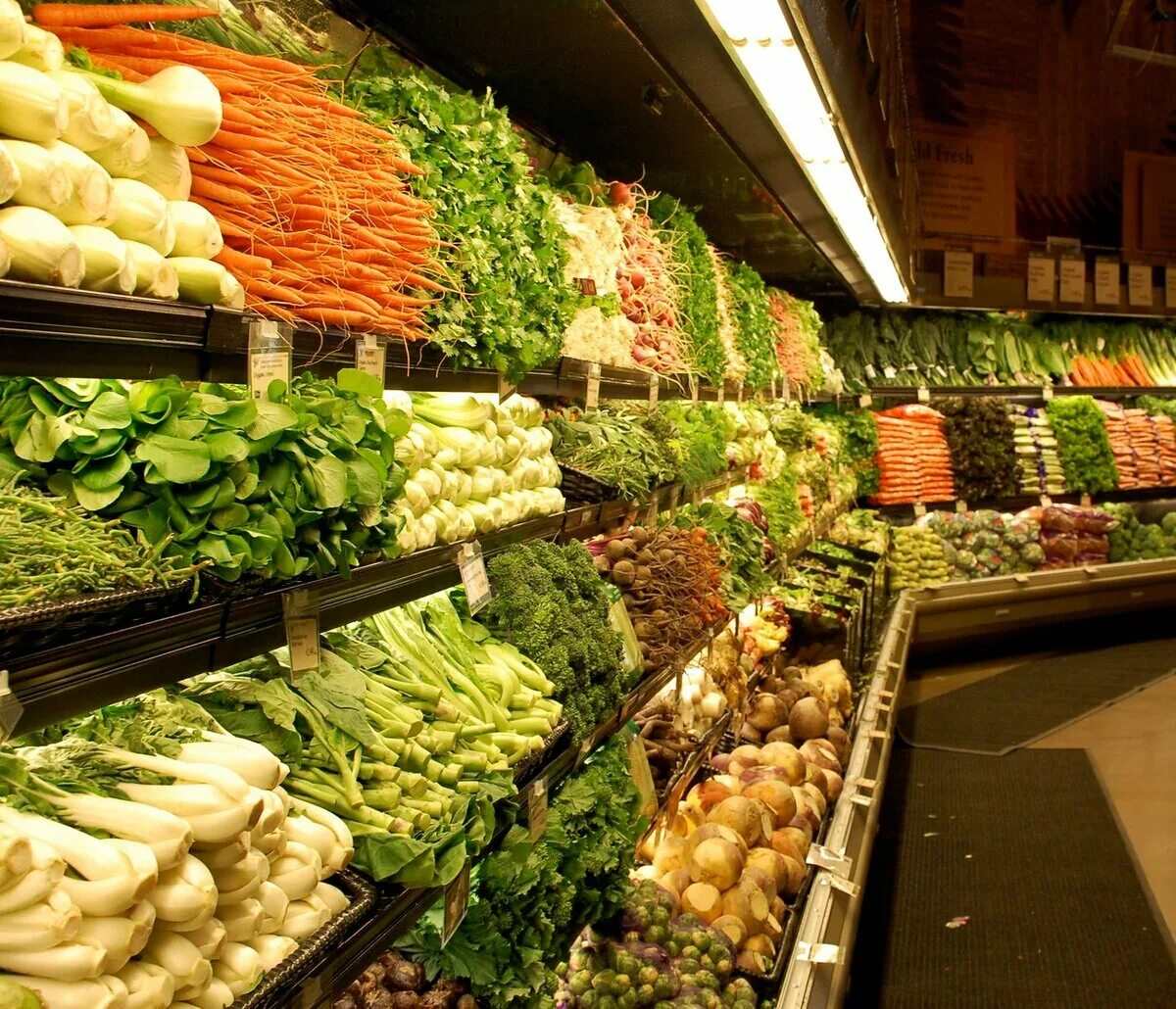 Выкладка овощей. Выкладка овощей и фруктов в магазине. Выкладка овощей в магазине. Овощи выкладка и фрукты в магазине. Прилавок с продуктами