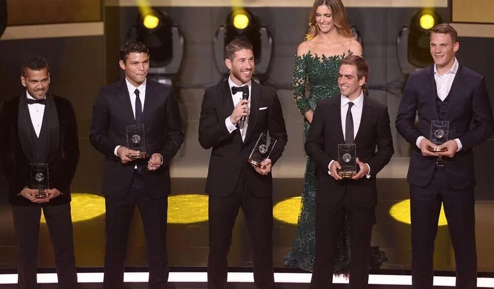 Во сколько будет церемония вручения золотого мяча. Роналду на церемонии золотого мяча. серхио рамос на вручении золотого мяча. роналду на церемонии вручения золотой. футболисты на вручении золотого мяча.
