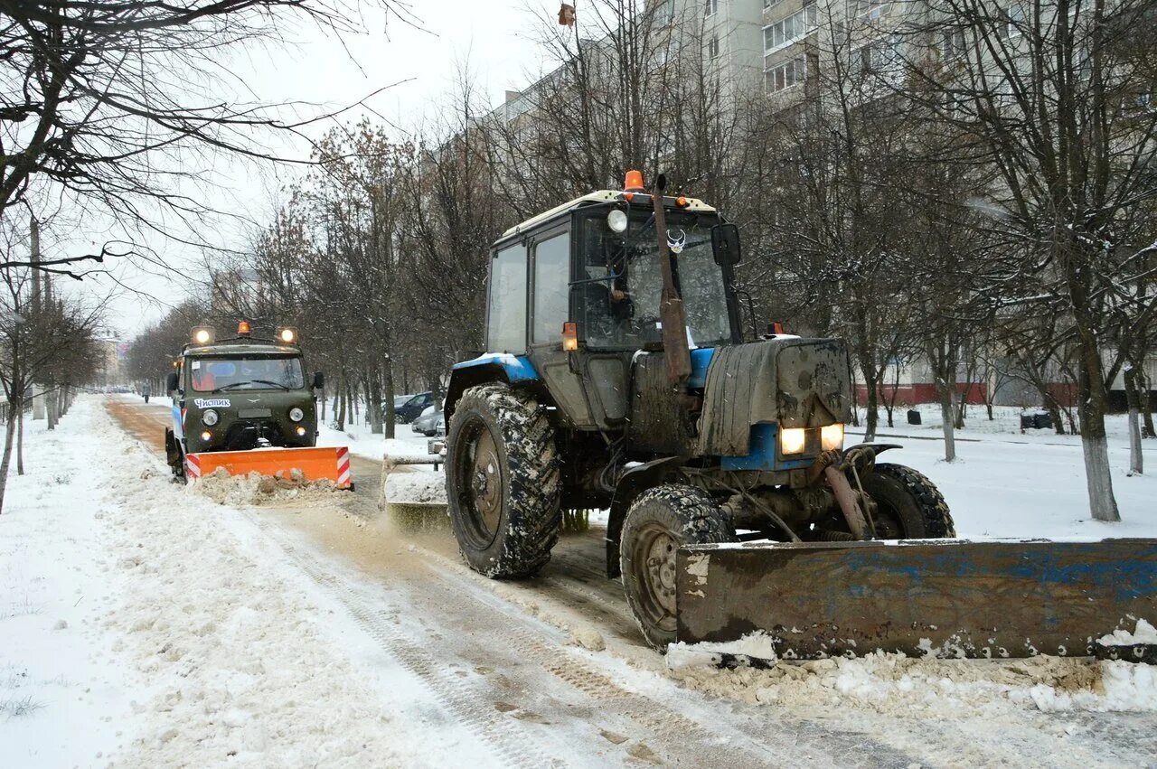 Тракторные дороги. Трактор МТЗ 82 убирает снег. МТЗ 82 убирает снег. Отвал на МТЗ 82. МТЗ 3022 С отвалом зимой.