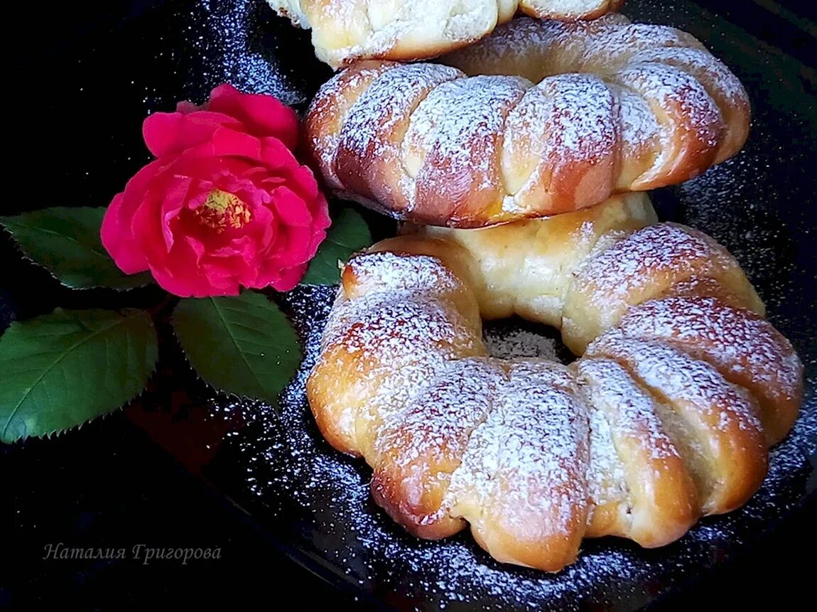 Рецепт дрожжевого печенья в духовке. Красивые и вкусные булочки. Плюшки с повидлом. Сладкая сдобная выпечка. Красивые сладкие булочки.