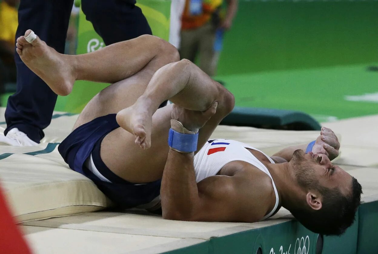 Борьба на пальцах ног. Самир АИТ Саид. Гимнаст Самир АИТ Саид. Французский гимнаст сломал ногу на Олимпиаде 2016 в Рио. Самир айт Саид перелом.