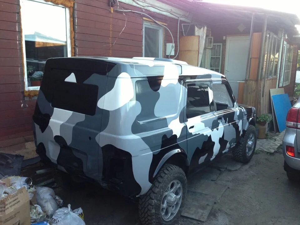 Камуфляж из баллончика. Краска камуфляжная аэрозольная. Краска bosny камуфляжная. Уаз буханка камуфляж. Нива 21213 камуфляж.