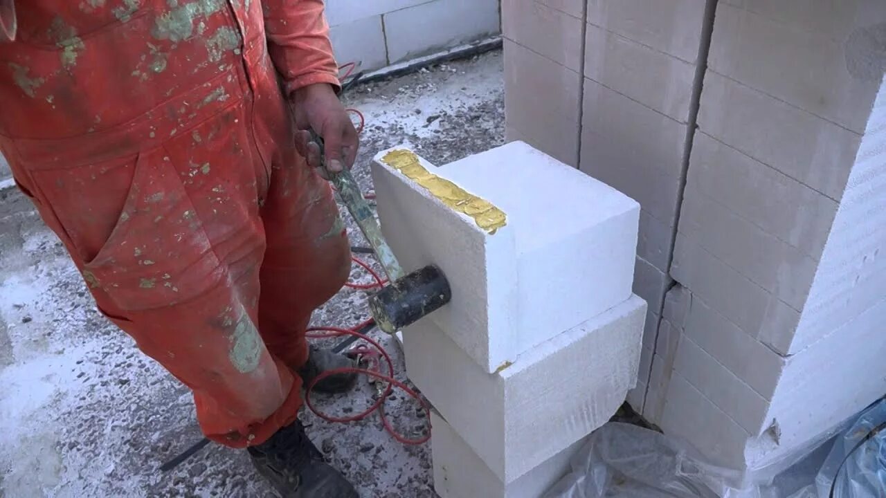 Газоблок на пене. Газоблок на пене. Клей для газобетона хольцим. Стена из газоблока. Кладка газобетона на клей пену.