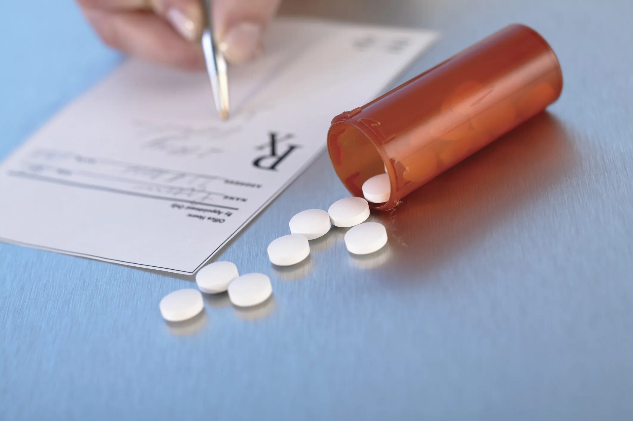 лекарства по рецепту. рука с лекарствами в аптеке. лекарства по рецепту. рецептурные и безрецептурные лекарственные средства. выкладка лекарств в аптеке.