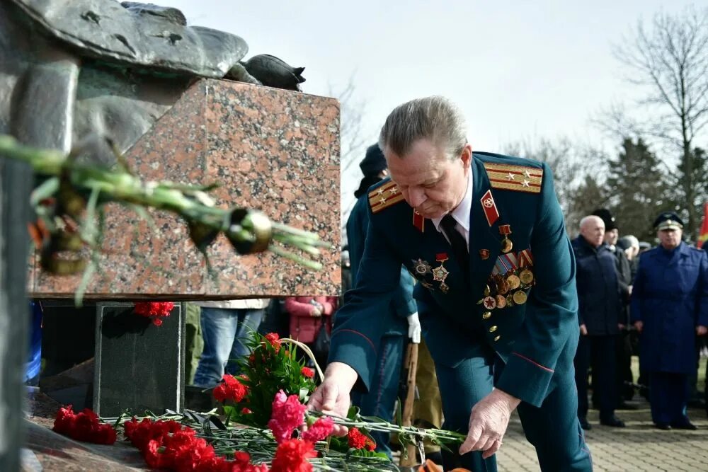 Вечер памяти погибших. Памятник афганцам в Краснодаре в Чистяковской роще. Память погибшим в Афгане.