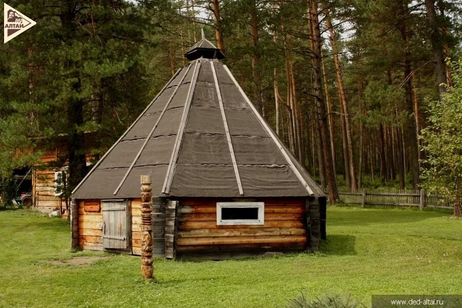 Около жилищ. Национальное алтайское жилище - аил. национальное жилище алтайцев аил. чадыр жилище алтайцев. чадыр аил алтай.