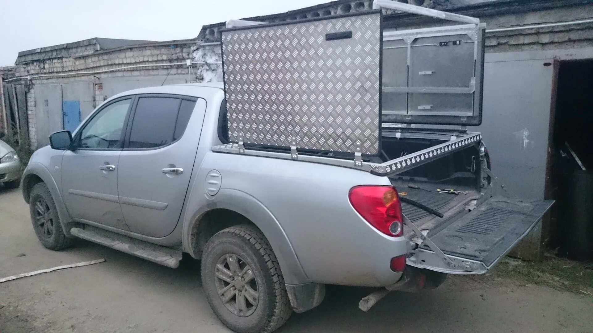 L200 mitsubishi кузова. Крышка кузова Mitsubishi l200 2020. Mitsubishi l200 1996-2006 крышка кузова. Крышка кузова l200 1524мм. Крышка кузова л200 крепеж.