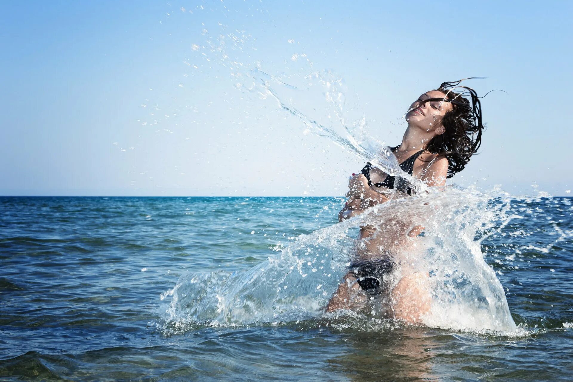 Слушать дай воды. Девушка-море. Фотосессия на море. Девушка выходит из воды. Женщина из воды.