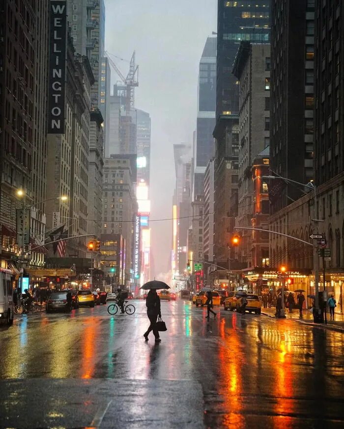 Дождь в большом городе. Нью-Йорк. 108 Улица Нью-Йорк. Ливень в Нью-Йорке. Нью-Йорк Сити улицы.
