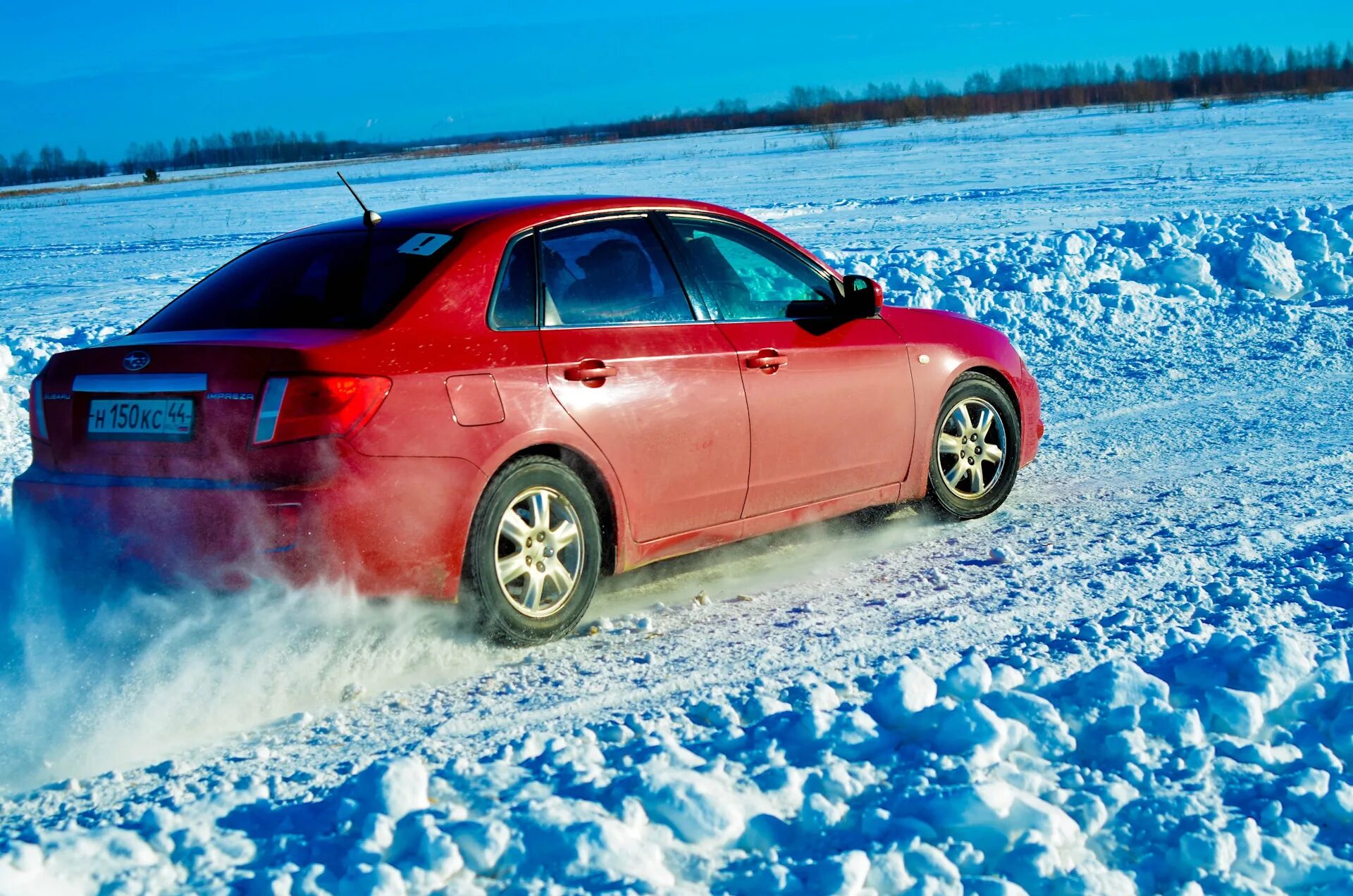 Полный привод снег. Машина зимой. Автомобиль едет. Гоночная машина зимой. Авто оранжевая зима.