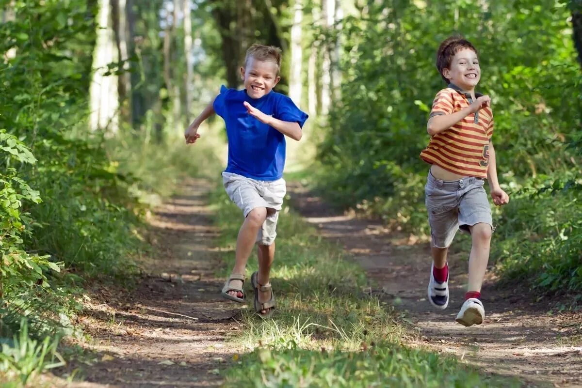Дети бегают. Мальчик бежит. Мальчик бежит на природе. Два мальчика бегут.