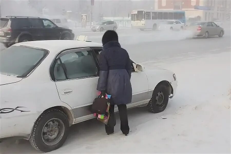 Такси абаза. Садятся в такси деревня зима. Мегаполис такси в деревне зимой. Такси машина Королева зима. В Воркуте таксист на машине бордо.