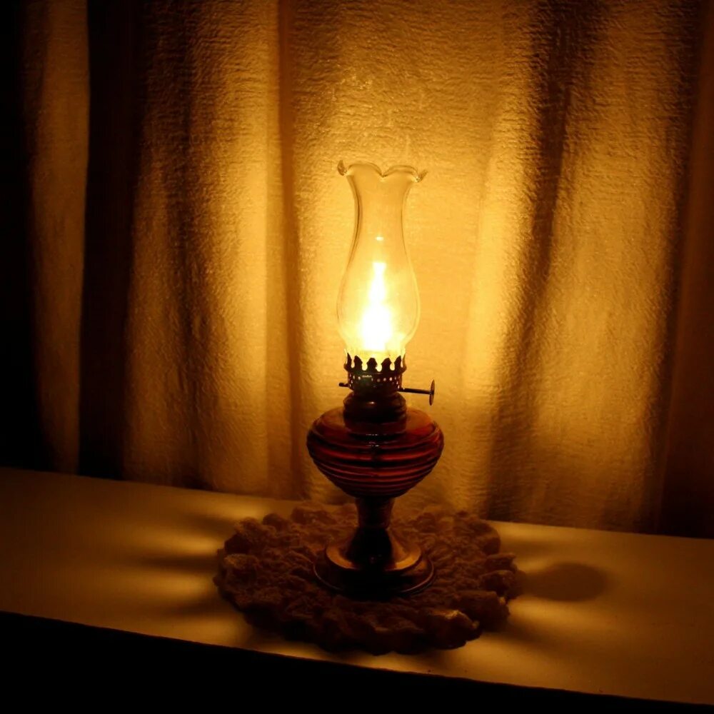 Свеча горит в комнате. Керосиновая лампа 19 век. Лучина 19 век керосиновая лампа. Лампада керосинка. Лучина свеча керосиновая лампа.