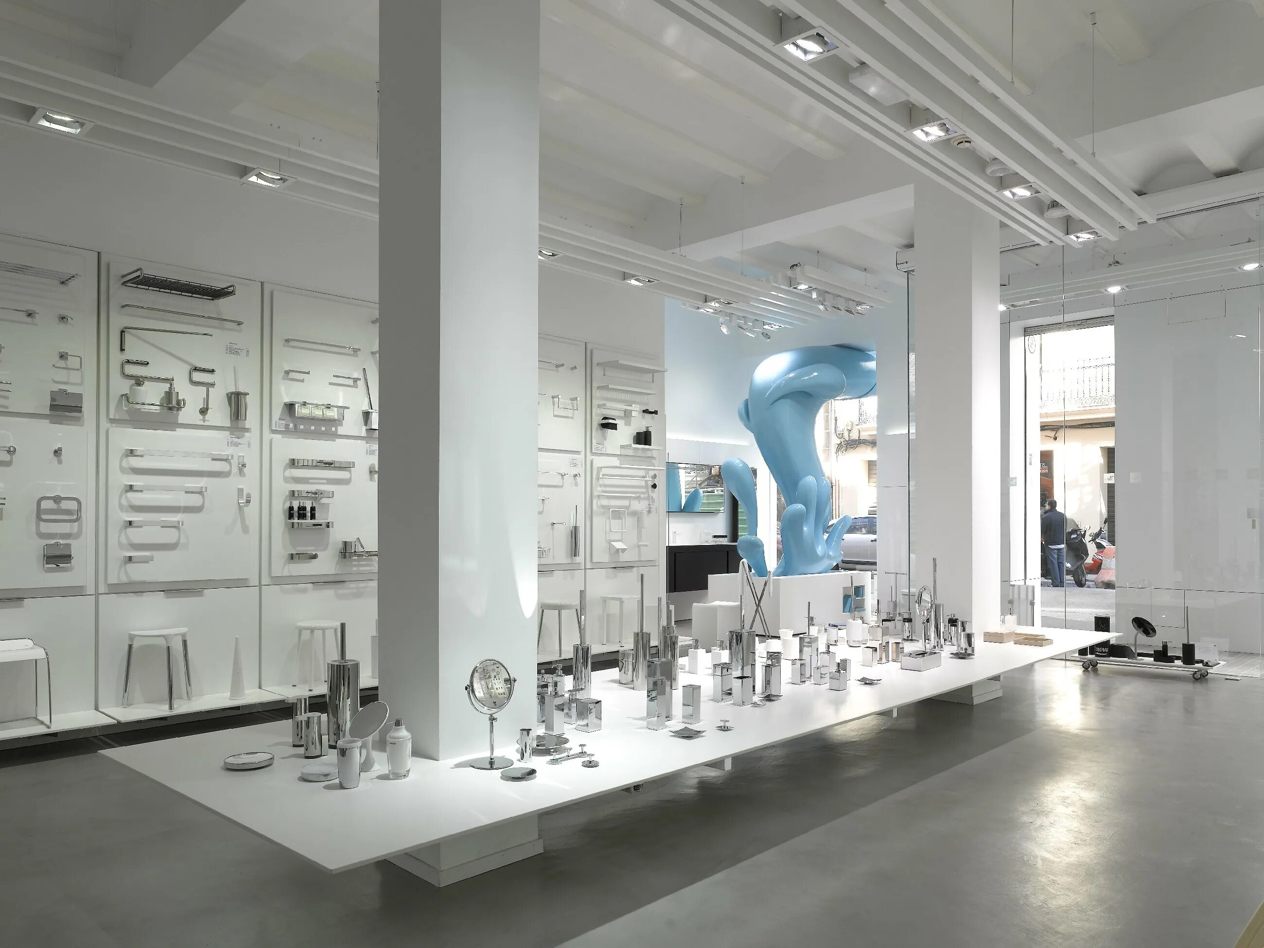 выставочные залы с сантехникой. торговое оборудование для смесителей. Grohe смесители шоу рум. выставка сантехники. инсталляция акванет.