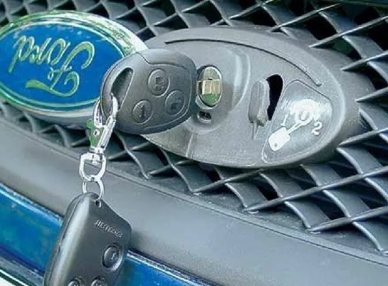 Форд фокус открыть капот ключом. Форд фокус 2 ключ капота. Открывание капота Форд фокус 2. Фокус 2 блокиратор. Блокиратор капота Форд фокус 3 Рестайлинг.