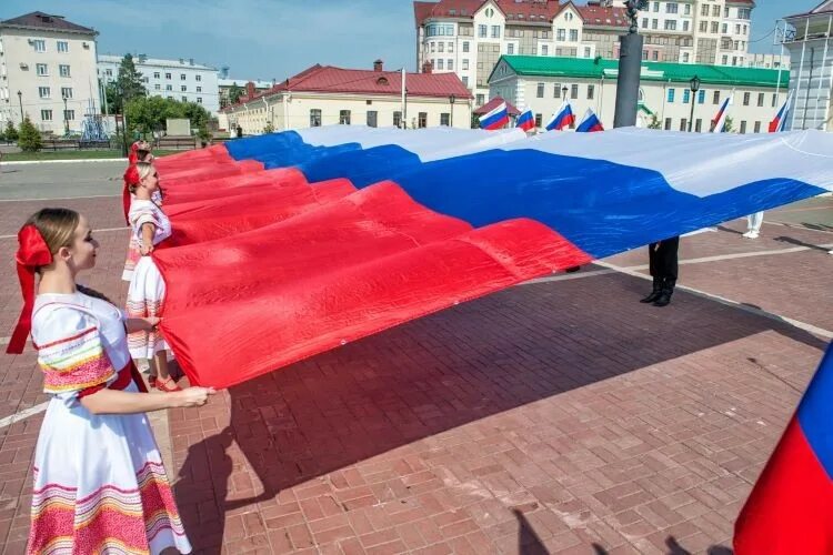 Украшение флагами. День флага города. День флага города. Российский флаг фото. День флага города.