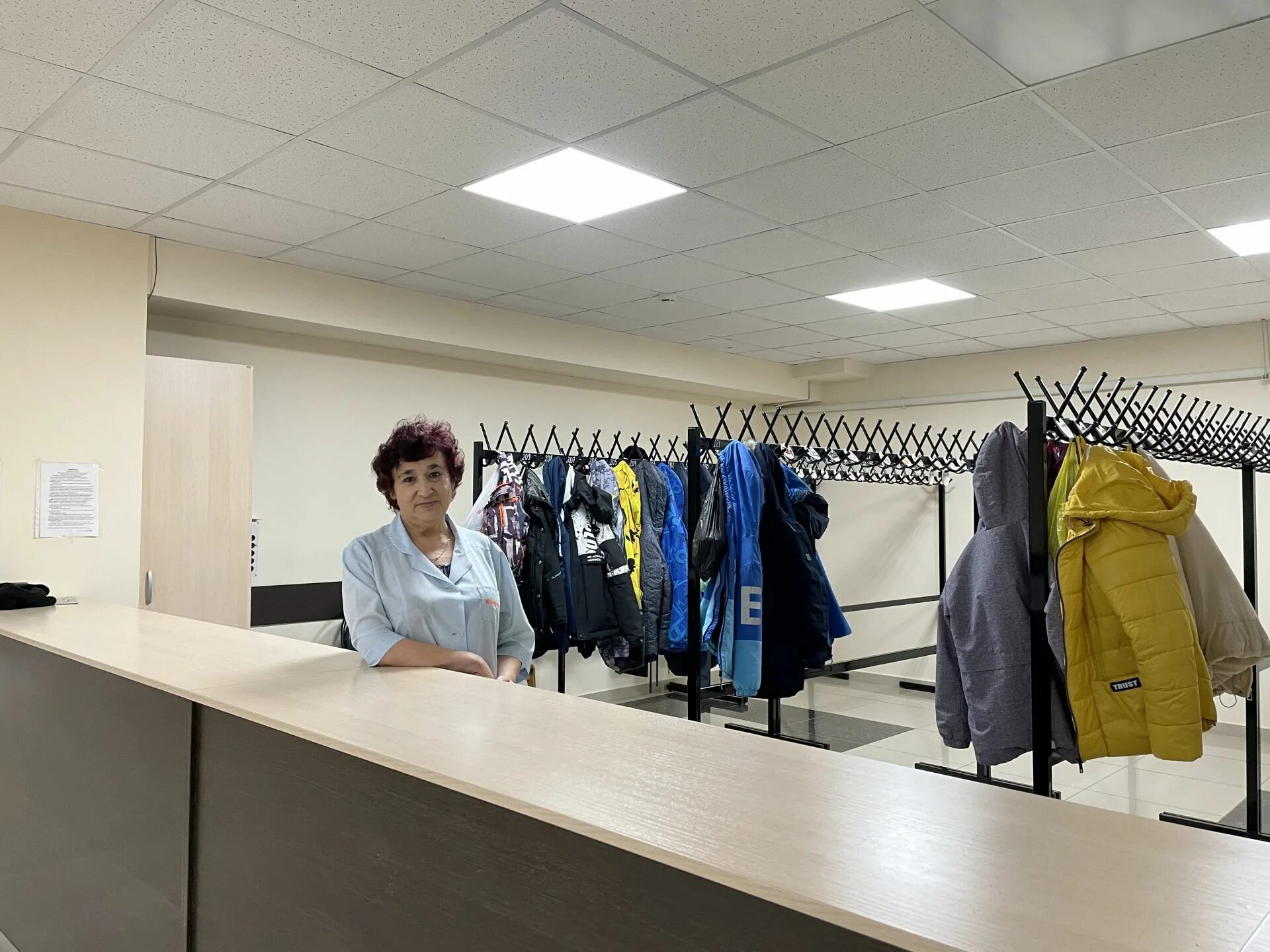 Работа гардеробщиком в поликлинику. Гардеробщица в театре. Гардероб в поликлинике. Гардеробщик в театре. Гардеробщица/гардеробщик.