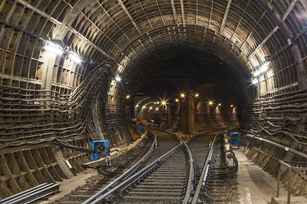 Тоннель метро. Тоннель метрополитена. Подземные тоннели метро. Тоннели Киевского метро. Строитель метрополитена