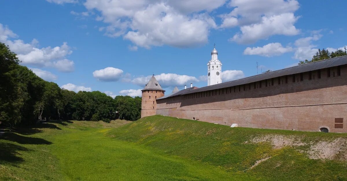 Новгород travel. Кремль в Великом Новгороде. Контрфорсы в Новгородской Кремле. Кремль Великий Новгород аллея. Туалет Кремль Великий Новгород.