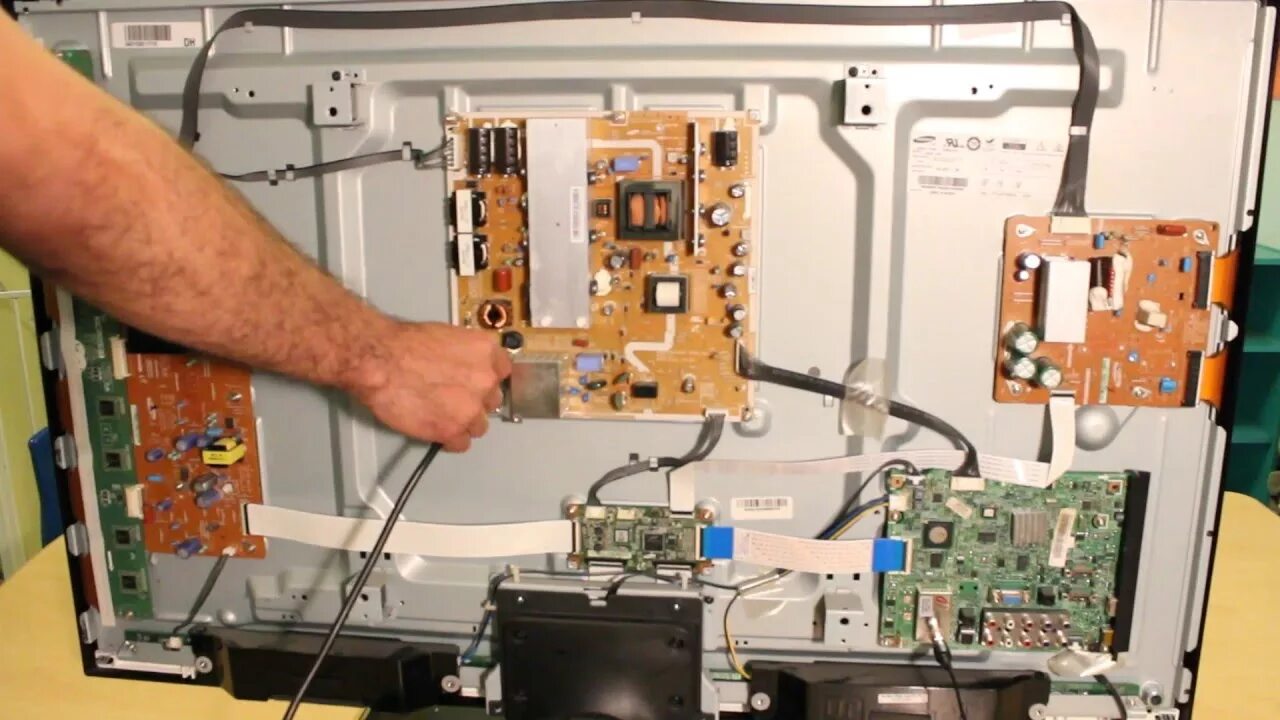 Телевизор samsung 40 ue 5700. Ремонт телевизоров samsung fix samsung. Внутренности телевизора. Samsung ue32d5700. Телевизор в разборе.