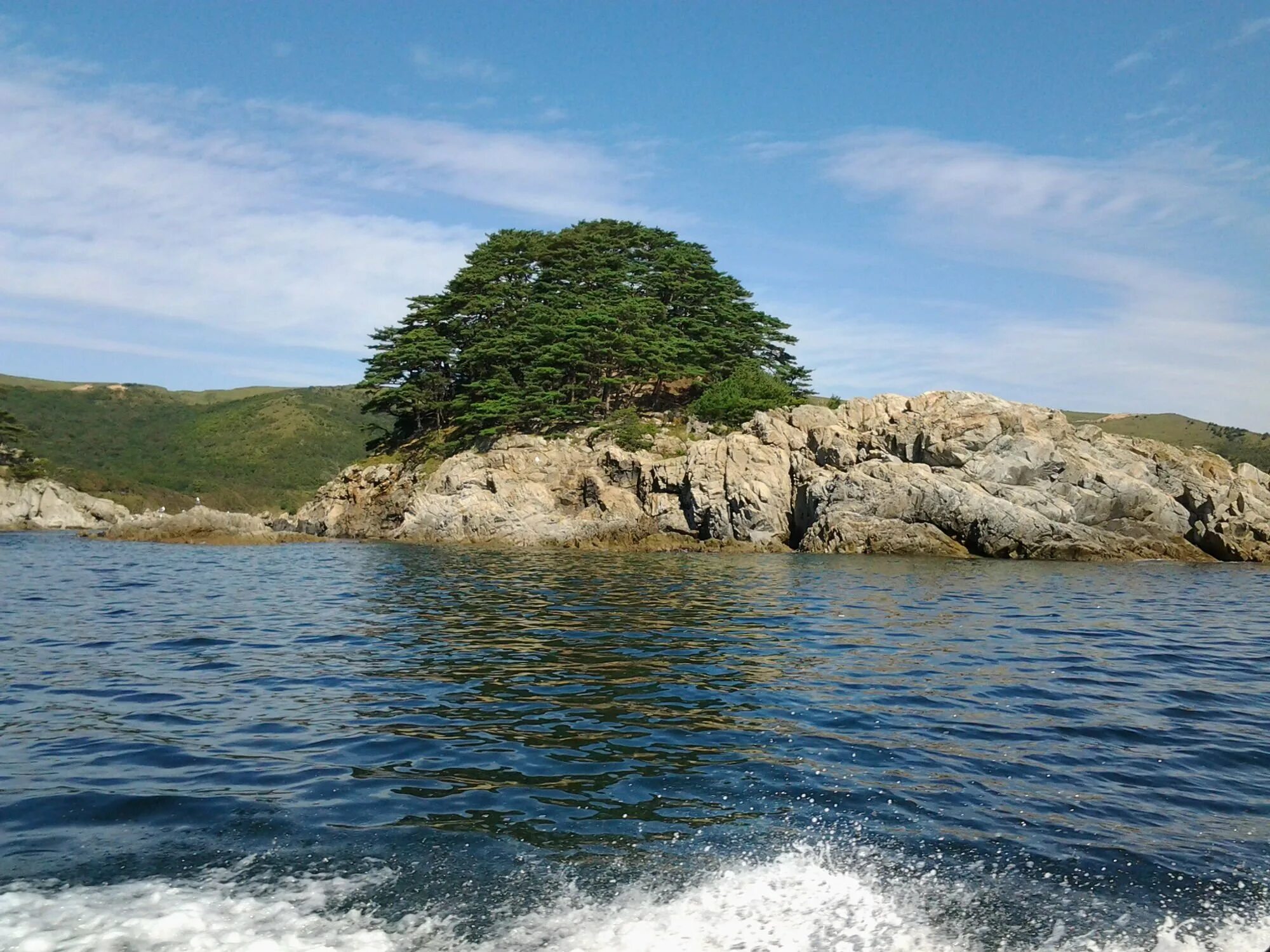 Остров большой камень. Дальневосточный морской заповедник Приморский край. Бухта Витязь Приморский край. Витязь бухта теляковского. Дальневосточный морской заповедник остров Попова.