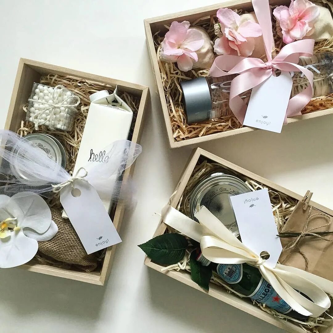 Подарочные коробочки для ювелирных украшений. Упаковка подарка в оберточную бумагу. Обклеить коробку бумагой. Упаковка подарков внутри коробки. Как упаковать коробку внутри.