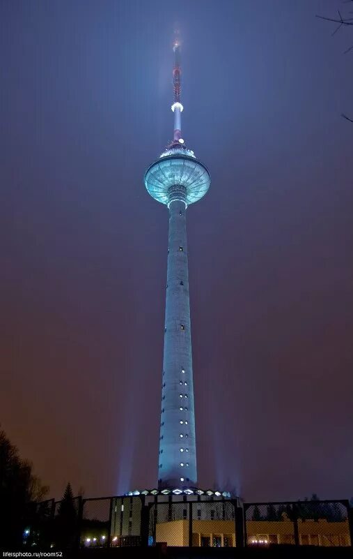 Телебашня башня вильнюс. Литва. Вильнюсская телебашня вильнюс. Телевышка в вильнюсе. Вильнюсская телебашня.