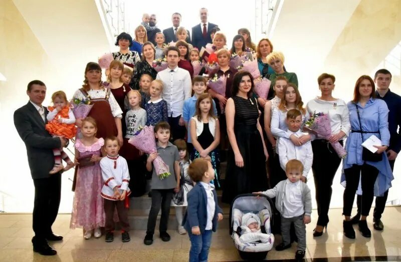 Многодетная семья в России. Многодетные семьи Новосибирска. Многодетные семьи Москвы.