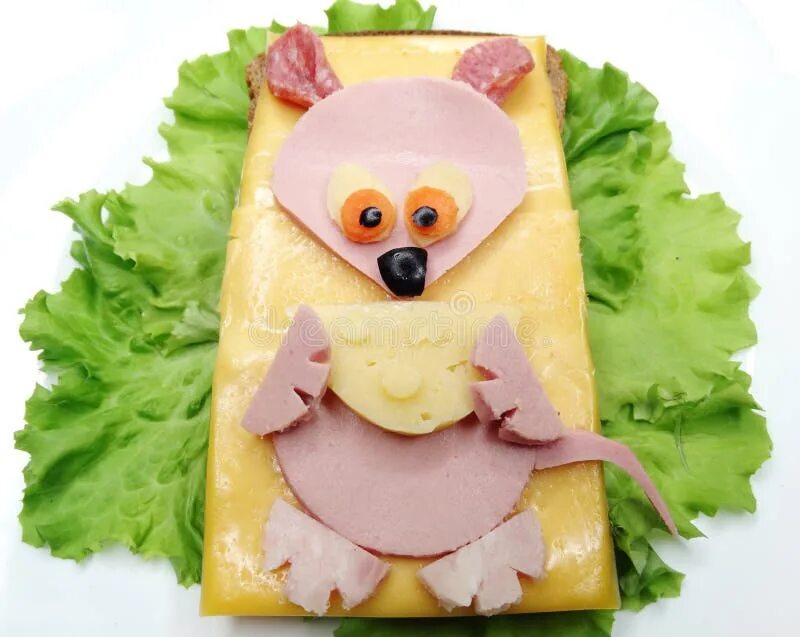 Человек ест сэндвич. Бутерброды для детей с колбаской. Тарелка с бутербродами. Прикольные бутерброды с колбасой и сыром для детей. Бутерброды презентация.