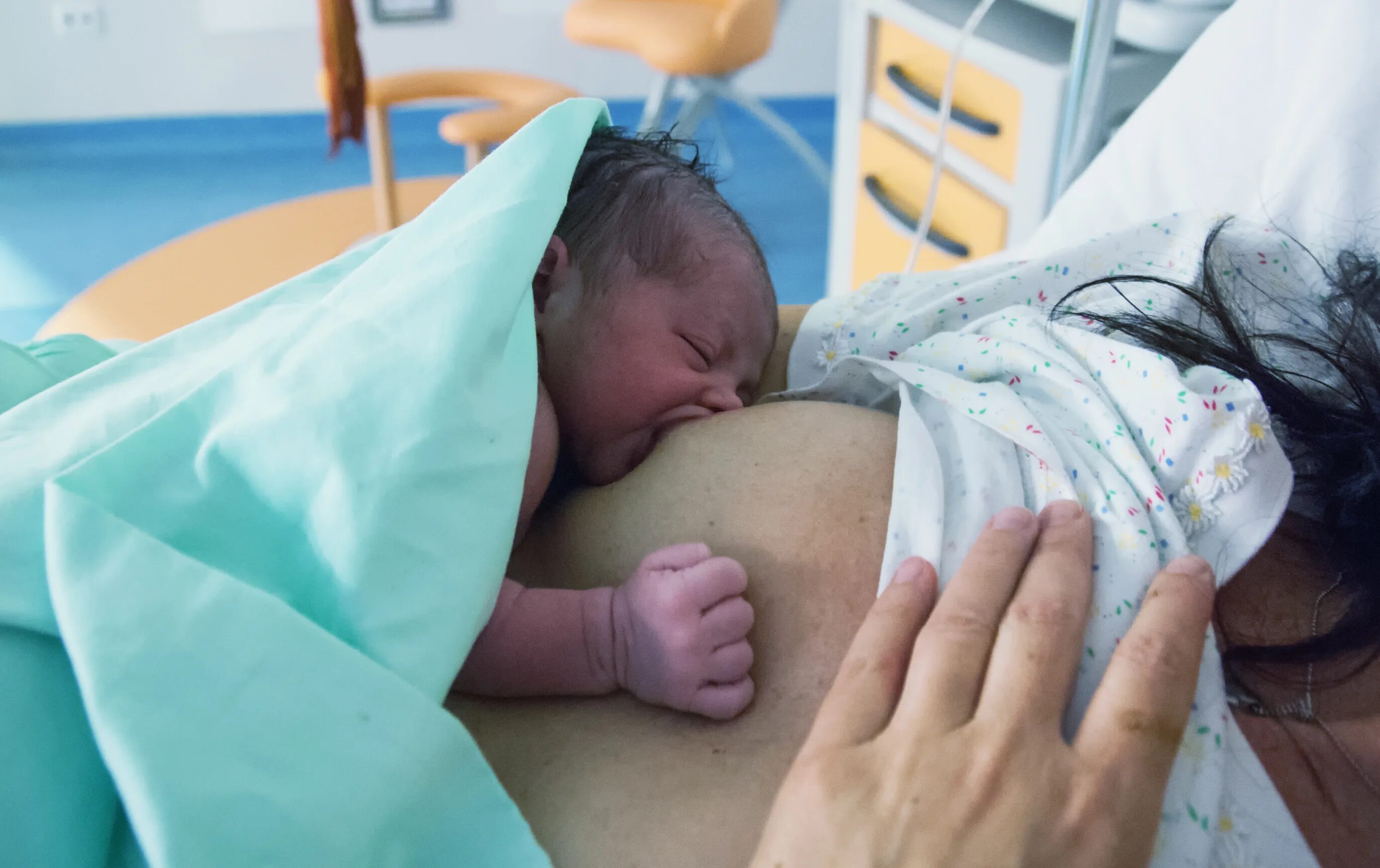 Новорожденный в роддоме после родов. Новорожденный в родильном зале. Новорожденный после Родом