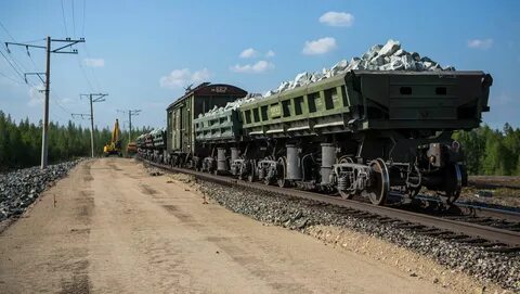 Грузовой поезд с вагонами