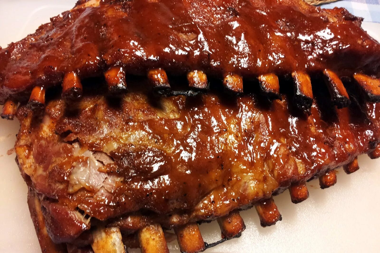 Свиные ребра в соевом. Свиные ребрышки bbq. свиные ребрышки барбекю. ребра на мангале. баранина на рёбрышках.