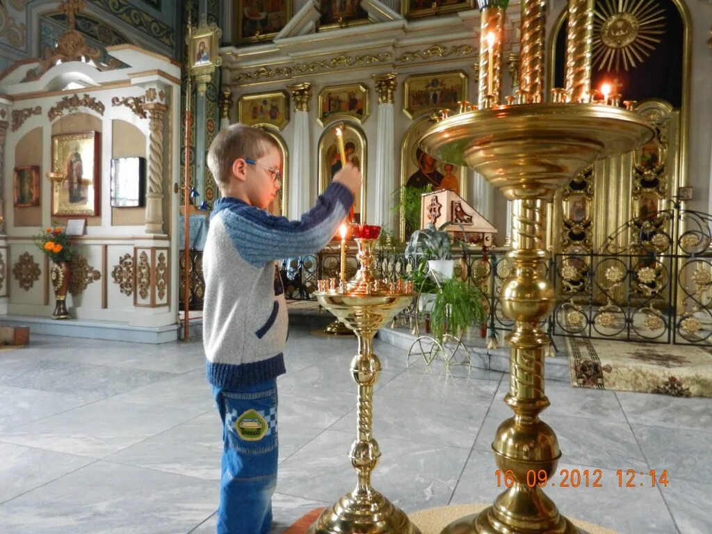 Подсвечник в храме как называется. Подсвечник в храме. канделябр в церкви. детский подсвечник для храма. подсвечник для храма напольный.