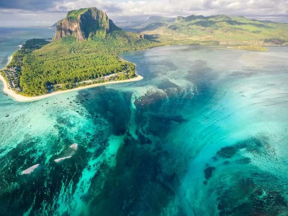 Ле-морн-брабан, остров маврикий. Подводный водопад ле морн брабан. Подводный водопад маврикий. Остров маврикий водопад. Ле морн маврикий.