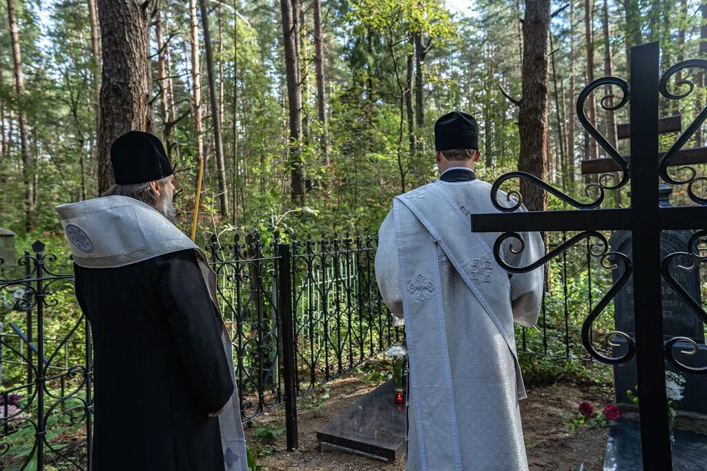 Заупокойная лития на кладбище текст. Могила митрополита Сергия Воскресенского.