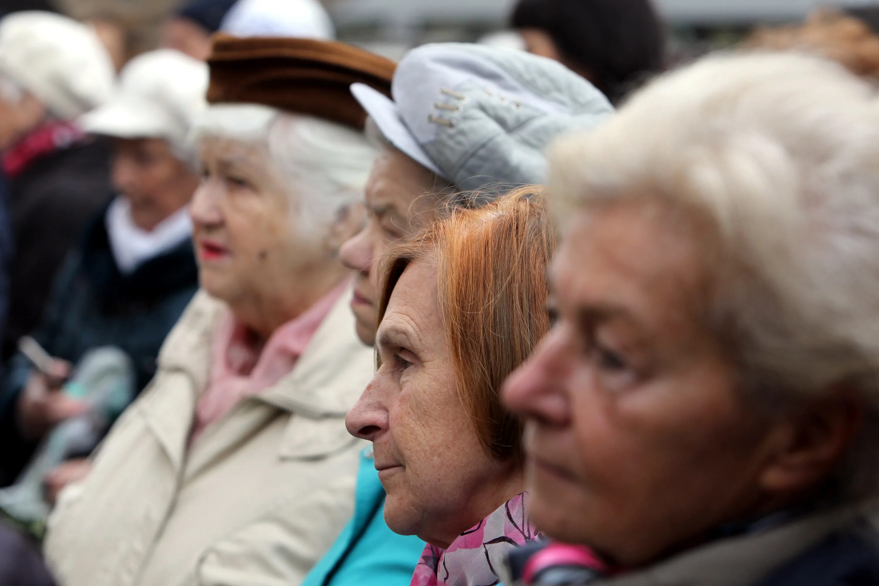 Пенсионеры 65 лет выплаты. Пенсионеры СПБ. Пожилые петербуржцы. Пожилая петербурженка. Люди старше 65.